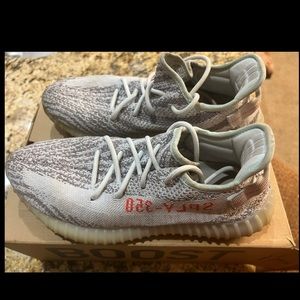 Mens Authentic size 9.5 Yeezy Boost 350 V2